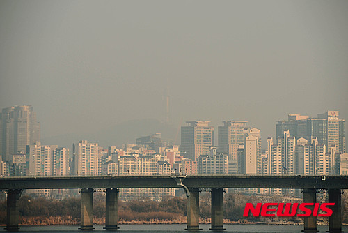 ▲ 서울 여의도에서 바라본 남산 N서울타워가 황사로 인해 희미하게 보이고 있다. ⓒ뉴시스