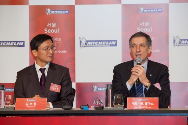 ▲ ⓒ(왼쪽부터) 미쉐린코리아 사장 김보형, 미쉐린 가이드 사업부 아·태평양 총괄 베르나르 델마스