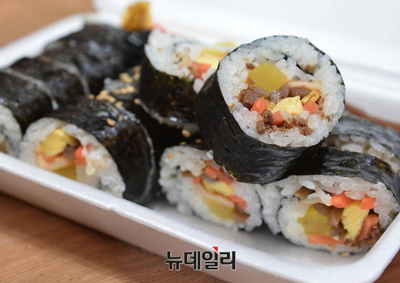 ▲ 간수로 지은 밥으로 만든 홍아김밥. 시장 내 인기메뉴다. ⓒ 뉴데일리 정상윤