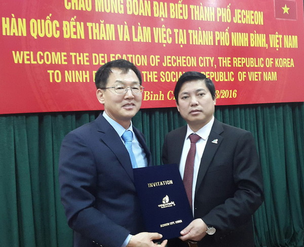 ▲ 김진형 제천부시장(왼쪽)과 베트남 닌빈시장이 기념촬영을 가진 모습ⓒ제천시