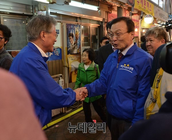 ▲ 더불어민주당 이해찬 의원이 문재인 전 대표와 악수를 나누고 있다. 이해찬 의원은 5선의원으로 친노의 수장으로 지목되고 있다. ⓒ뉴데일리 정상윤 기자