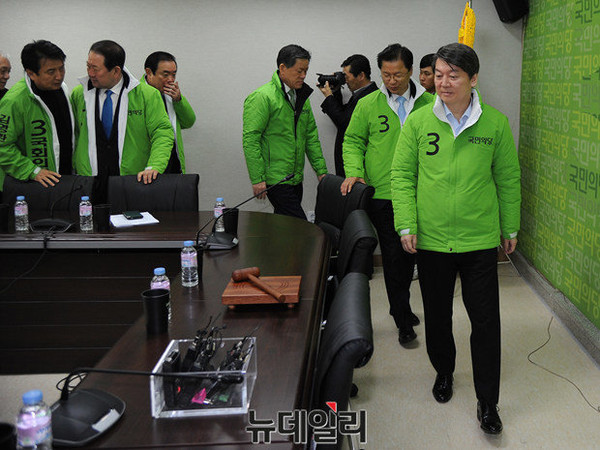 ▲ 국민의당 안철수 대표와 천정배 대표가 7일 선대위원회의를 위해 서울 마포 당사의 대회의실에 입장하고 있다. ⓒ뉴데일리 정재훈 기자