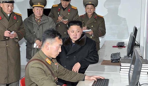 ▲ "그렇지, 다음 말고 네이버 댓글에서는 우리말 쓰면 안 돼" 北사이버 부대를 찾아 일하는 모습을 지켜보는 김정은. ⓒ北선전매체 화면캡쳐