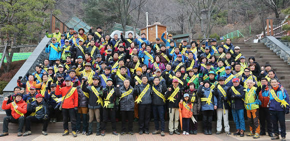 ▲ 한국지엠내 최대 규모의 동호회인 ‘한국지엠 산악회’가 시산제 행사 후 기념촬영을 하고 있는 모습.ⓒ한국지엠