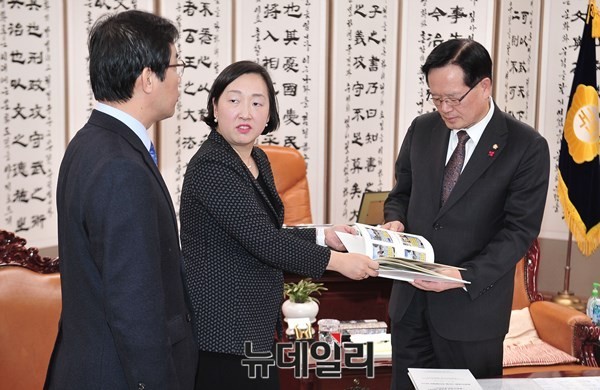▲ 정의화 국회의장이 지난해 12월 22일 오후 서울 여의도 국회에서 북한인권법통과를위한모임 인지연 대표로부터 북한인권법 제정을 촉구하는 100일간의 캠페인 사진 자료집을 전달받고 있다.ⓒ뉴데일리DB