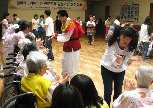 ▲ 영진전문대학이 고용노동부의 지역산업맞춤형 일자리창출 지원 사업에 선정돼 개설한 교육과정에 참가 교육생들이 지역 복지시설을 찾아 현장실습을 갖는 모습.ⓒ영진전문대 제공