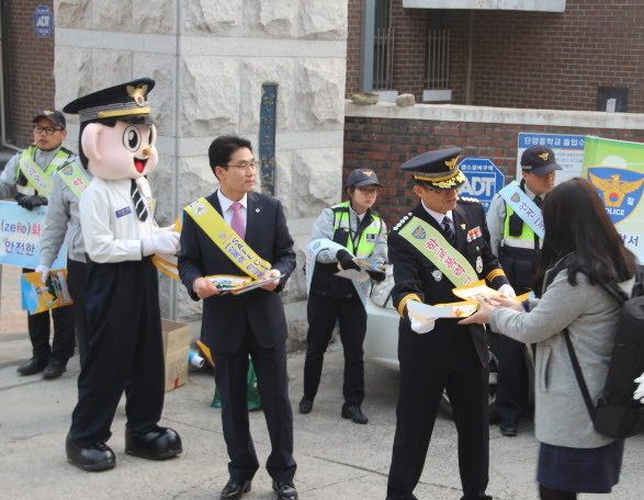 ▲ 오지영 서장과 김대수 교육장이 단양중학교 정문 앞에서 학교폭력 예방 캠페인을 벌이고 있다ⓒ단양경찰서
