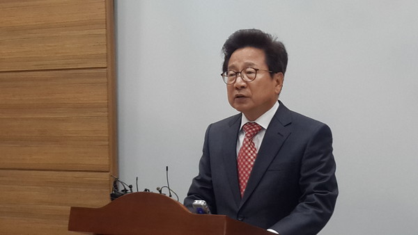 ▲ 권태호 새누리당 청주 청원구 예비후보가 14일 충북도청에서 기자회견을 열고 경선 탈락에 반발하는 기자회견을 열고 있다.ⓒ김종혁 기자