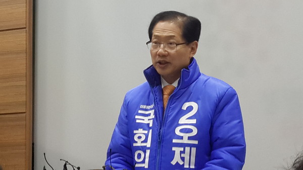 ▲ 오제세 더불어민주당 국회의원이 14일 충북도청 브리핑룸에서 출마선언을 하고있다.ⓒ김종혁 기자