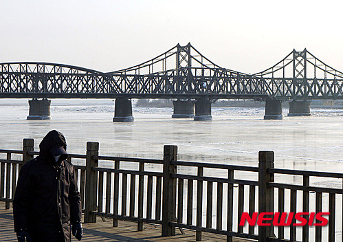 ▲ 중국 랴오닝 성(遼寧省) 단둥시(丹東市)유원지에서 바라본 단둥시와 평안북도 신의주를 잇는 압록강철교 ⓒ뉴시스