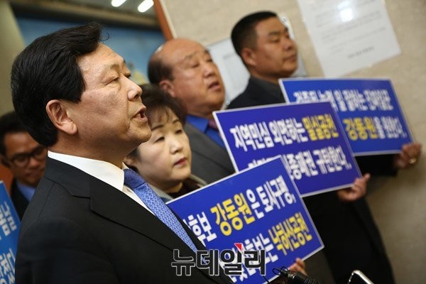 ▲ 더불어민주당 강동원 의원이 14일 "정의롭지 못한 당의 결정에 승복할 수 없다"며 탈당을 선언했다. ⓒ뉴데일리 이종현 기자