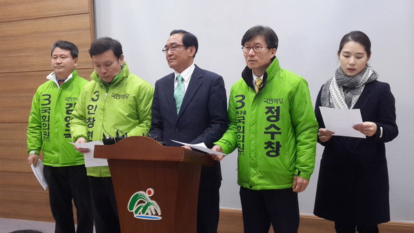 ▲ 국민의당 충북도당이 오는 17일 청주리호관광호텔에서 창당대회를 연다고 14일 충북도청에서 기자회견을 하고 있다.ⓒ김종혁 기자