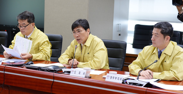 ▲ 안희정 충남도지사가 14일 긴급 방역대책회의 소집해 백신접종 추진 등 구제역 근본대책 마련을 주문했다.ⓒ충남도