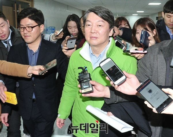 ▲ 국민의당 안철수 대표가 14일 최고위원·선대위원회의에서 지도부에 대한 단수공천안 등을 의결한 직후, 회의 장소인 의원회관을 취재진에 둘러싸인 채 빠져나가고 있다. ⓒ뉴데일리 이종현 기자