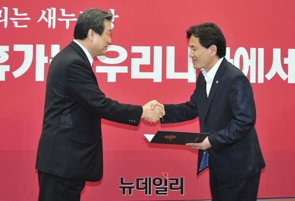 ▲ 새누리당 김무성 대표가 지난해 7월 20일 오전 서울 여의도 국회 당 대표실에서 김진태 의원에게 신임 인권위원장 임명장을 수여하고 있다. ⓒ이종현 기자