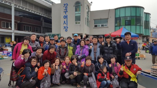 ▲ 강구어시장앞에서 기념촬영을 하고 있는 러브투어 참가자들.ⓒ영덕군 제공