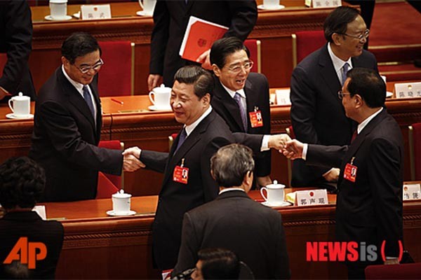 ▲ 지난 13일 中공산당 전인대 폐막식에서 간부들과 악수를 나누는 시진핑 中공산당 총서기와 리커창 총리. ⓒ뉴시스-AP. 무단전재 및 재배포 금지.