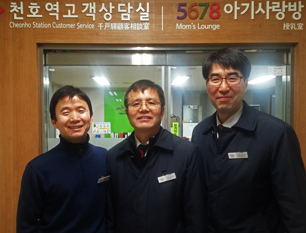 ▲ 지하철에서 쓰러져 생명을 잃을 뻔 했던 70대 노인의 생명을 구한 천호역 직원들. ⓒ서울도시철도공사