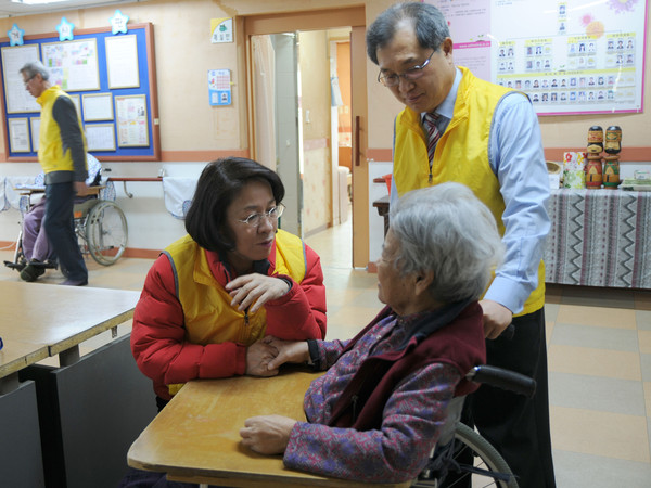 ▲ 대구 중남구 이인선 예비후보가 14일 요양시설인 남구 여래원을 찾아 점심식사 봉사활동을 펼쳤다.ⓒ이 후보 제공