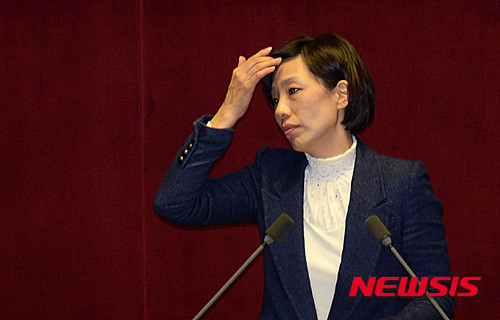 ▲ 더불어민주당 배재정 의원은 10일 단수추천 35인 명단에 이름을 올렸다. 그는 14일 당 지도부에 "공천과정을 상세히 설명해달라"며 비판을 가했다. 그는 제2의 이해찬, 이미경, 정청래 의원이 되겠다면서 컷오프 된 의원들을 적극 감싸고 나섰다. ⓒ뉴시스 DB