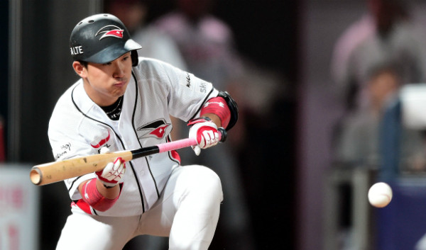 ▲ 음주운전으로 형사입건된 KT 오정복이 번트를 시도하고 있다. ⓒ뉴시스 사진DB