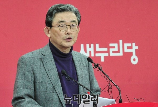 ▲ 새누리당 이한구 공천관리위원장이 14일 밤, 경선 지역 및 단수·우선 추천 지역을 발표했다. 여기에는 TK 지역 의원 4명이 컷오프 대상에 포함됐다. ⓒ뉴데일리 이종현 기자