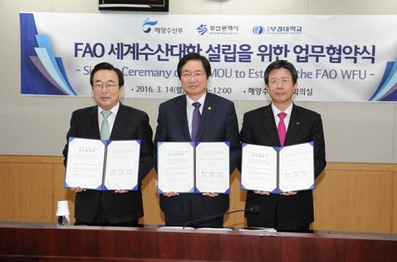 ▲ 세계수산대학 설립 위한 업무협약 체결. 왼쪽부터 서병수 부산시장, 김영석 해수부 장관, 김영섭 부경대 총장.ⓒ해수부