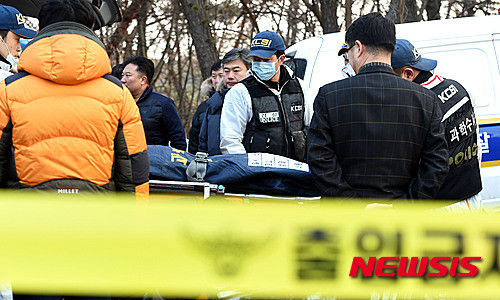▲ 계모의 학대에 의해 사망하고 암매장된 故 신원영 군이 경찰에 의해 이송되고 있다. ⓒ뉴시스