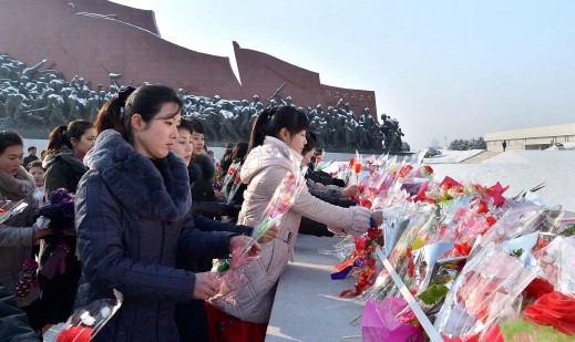 ▲ ⓒ김일성 동상에 헌화하는 평양시민들 / 출처 : 구글 이미지