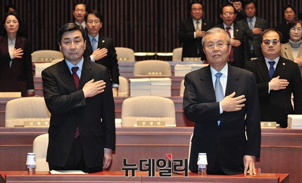 ▲ 더불어민주당 김종인 대표(오른쪽)과 이종걸 원내대표(오른쪽). 김종인 대표 체제 하에 이뤄진 더불어민주당의 최근 공천 결과 발표에서 비주류로 분류되던 이종걸 원내대표는 경선을 치르지 않는 현역 단수로 공천됐다. ⓒ뉴데일리 이종현 기자