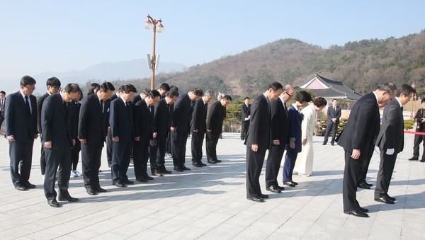 ▲ 15일 오전 황교안 총리와 홍준표 지사를 비롯한 주요 관계자들이 3.15민주묘지를 참배하고있다ⓒ경남도