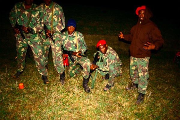 ▲ 과거 짐바브웨에서 악명을 떨쳤던, 로버트 무가베 대통령의 친위대 '제5여단' 부대원들. 이들의 행태는 테러조직 '보코하람' 수준이었다는 평가도 있다. ⓒ터널무비 닷컴 화면캡쳐