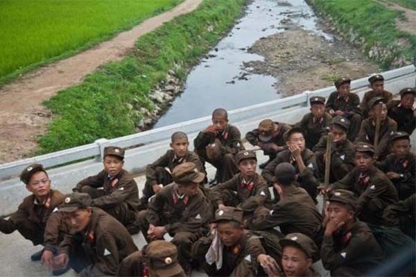 ▲ 대기 중인 북한 인민군들의 모습. 이들은 핵무기만을 중시하는 김정은 때문에 제대로 된 대접을 못받고 있다고 한다. ⓒ뉴포커스 보도화면 캡쳐