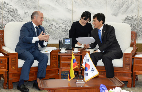 ▲ 안희정 지사가 오스카 에레라 주한 대사를 접견하고 있다.ⓒ충남도