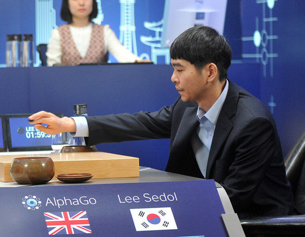 ▲ 15일 서울 포시즌즈호텔에서 열린 알파고와의 5번째 대국에서 흑돌을 잡은 이세돌 9단. ⓒ한국기원 제공
