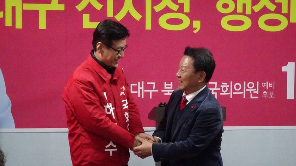 ▲ 대구 북구갑 양명모 후보(오른쪽)가 15일 하춘수 후보 지지를 선언했다. 사진은 이날 하 후보 선거사무소에서 열린 지지선언 현장 모습.ⓒ하 후보 제공