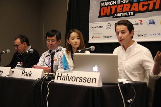 ▲ 텍사스 오스틴에서 열리고 있는 SXSW의 한 세션에 정광일 대표(왼쪽 두 번째)와 박연미 씨(왼쪽 세 번째)가 피터 허시버그(왼쪽) 회장, 토르 할보르센 씨와 북한 실상에 대해 증언하고 있다 ⓒ뉴데일리비즈