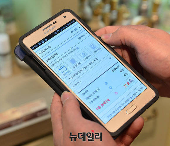 ▲ 롯데마트 모바일 앱으로 쇼핑 후 결제하는 화면. ⓒ정상훈 기자