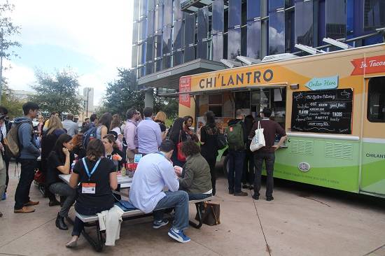 ▲ SXSW도 식후경. SXSW 주 행사장인 오스틴 컨벤션 센터 주변에는 날마다 여러 대의 푸드 트럭들이 찾아온다 ⓒ뉴데일리경제