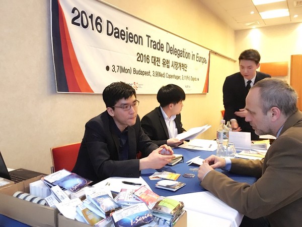 ▲ 대전지역 중소기업들이 유럽에서 제품을 설명하며 시장 개척을 하고 있는 모습ⓒ대전시