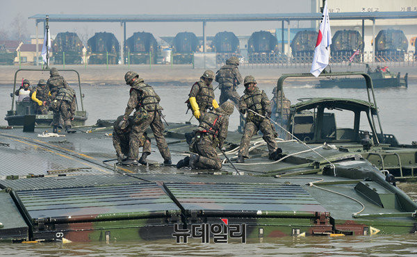 ▲ 부교설치하는 한미 연합군.ⓒ뉴데일리 정상윤 사진기자