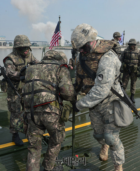 ▲ 부교설치하는 한미 연합군.ⓒ뉴데일리 정상윤 사진기자