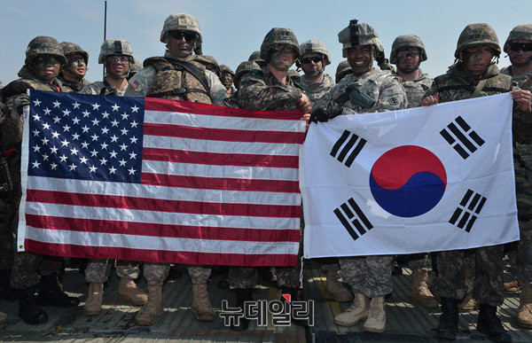 ▲ 부교설치후 기념사진 촬영하는 한미 연합군.ⓒ뉴데일리 정상윤 사진기자