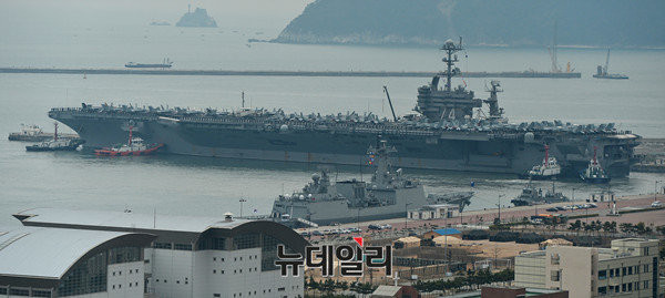 ▲ 지난 13일 부산해군작전사령부 부두에 접안하는 존 C.스테니스호(CVN-74).ⓒ