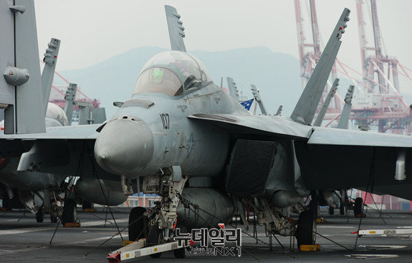 지난 13일 부산해군작전사령부에 도착한 C.스테니스호(CVN-74)의 비행갑판에 F-18 슈퍼호넷이 주기돼 있다.ⓒ