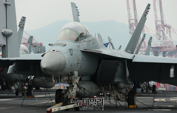 ▲ 지난 13일 부산해군작전사령부에 도착한 C.스테니스호(CVN-74)의 비행갑판에 F-18 슈퍼호넷이 주기돼 있다.ⓒ