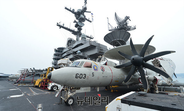 ▲ 지난 13일 부산해군작전사령부에 도착한 C.스테니스호(CVN-74)의 비행갑판에 E-2D 호크아이2000 조기경보기가 주기돼 있다.ⓒ