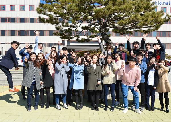 ▲ 제천시청 새내기공무원들이 청풍호 벚꽃축제 홍보영상 중 한 장면ⓒ제천시