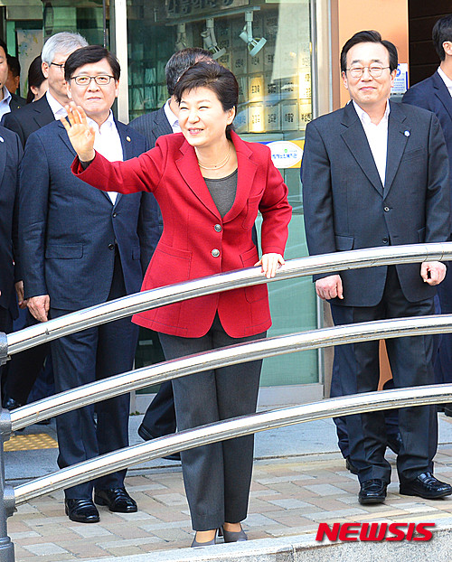 박근혜 대통령이 16일 오후 부산시 사하사랑채노인복지관을 방문, 환영나온 시민들에게 손을 들어 인사하고 있다. ⓒ뉴시스