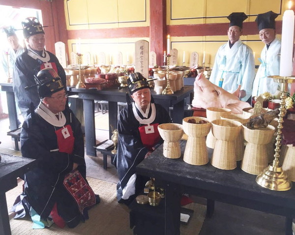 ▲ 석전대제에서 제를 올리고 있는 류한우 단양군수(왼쪽)ⓒ단양군